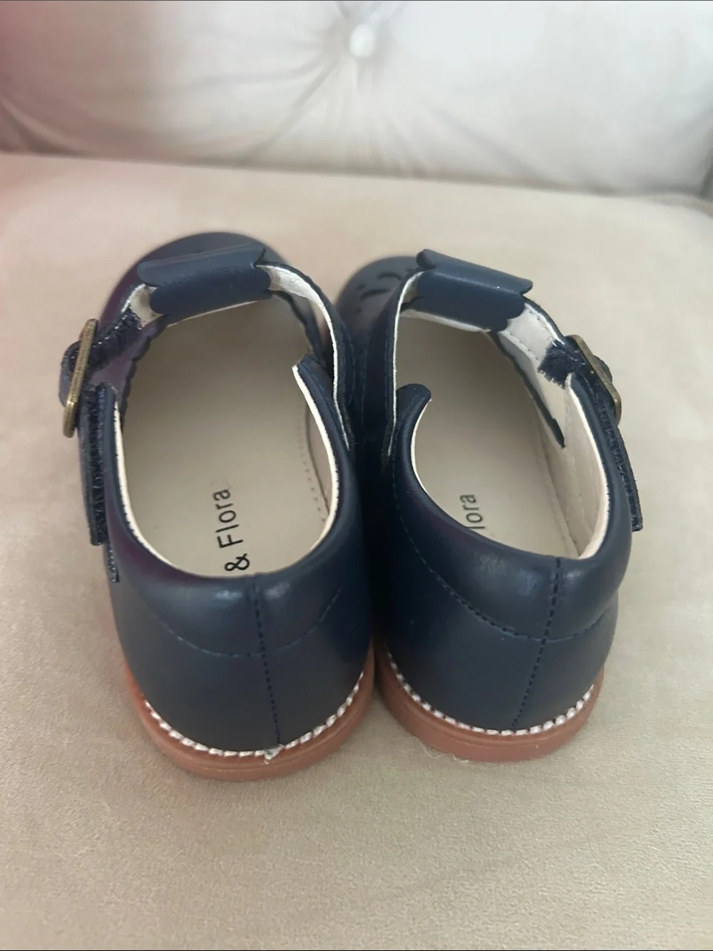 Toddler girls size 9 like new nwot Mary Jane dress shoe scalloped velcro strap